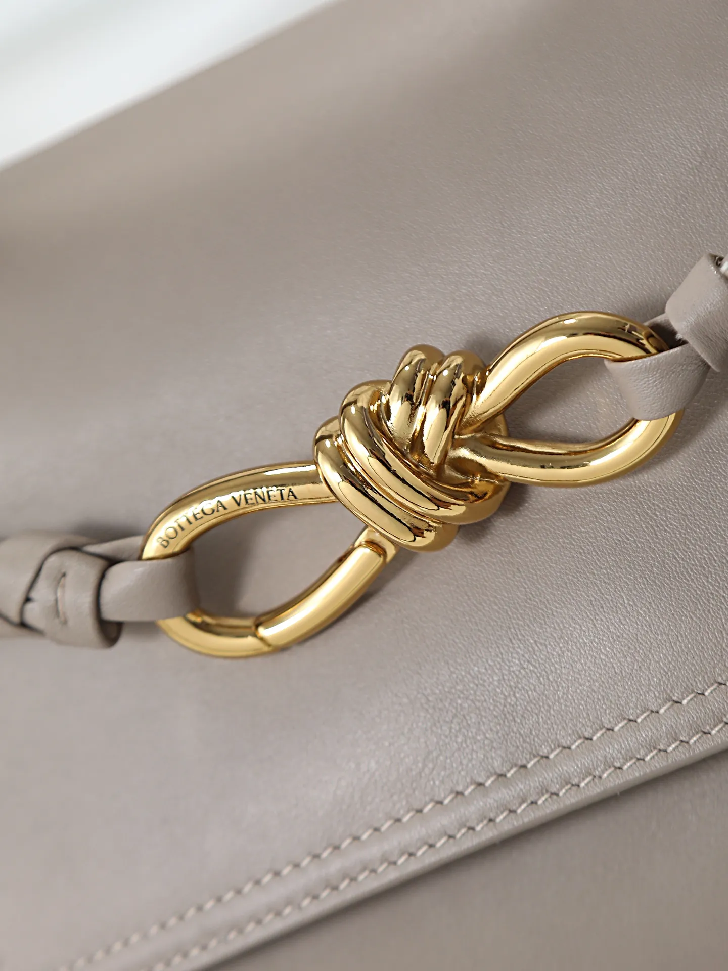 1150. Bottega Veneta's latest Ciao Ciao bag is a two-way flap handbag in silky cowhide, decorated with signature twist details, hidden hook closure, the flap can be fastened to the front, or connected to the INTRECCIATO woven internal pocket, with an adjustable and removable crossbody strap, an internal compartment, and a zippered pocket. The surprise flap has various shapes. Style 1 - Cover the bag surface, exposing the knot and knot decoration. Style 2 - Place the flap inside the bag. A buckle is also designed. Style 3 - The U-shaped position of the top handle in the hand bag. Style No.: 835835 Size: 26*19*10.5cm